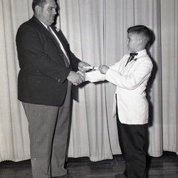 585-Travis Dorn gets certificate May 28 1959