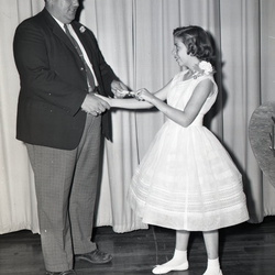 586-Wessie Ann Osborne gets certificate May 28 1959