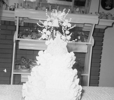 085-Charles Gable's grandfather, Mrs. J.A. Talbert's cake June 1