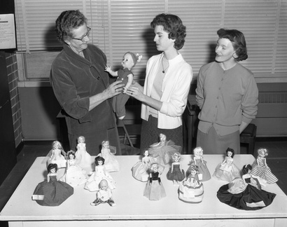 481-McCormick FHA presents dolls to welfare dept December 18 1958