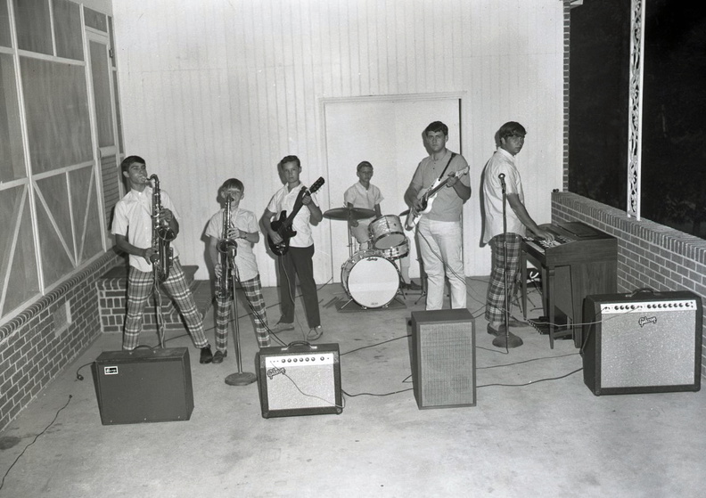 1822- Travis Dorn  band photo August 1966