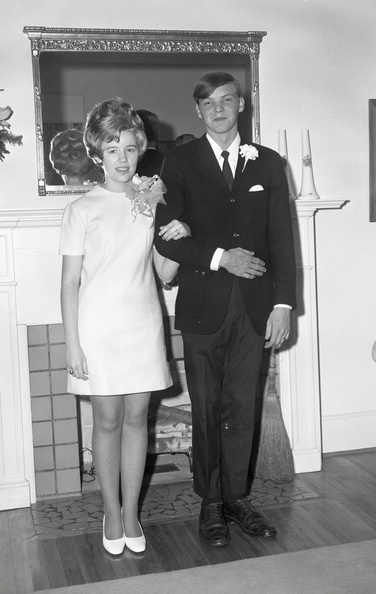 2654- Sue Quarles Larry Butler wedding, January 31, 1970