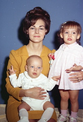 2680- Donna Creswell and children, March 11, 1970