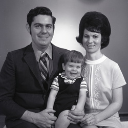 4002- Bernice Bentley Cox family April 29 1971