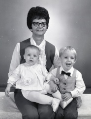 4094- Barbara Cade's children and mother, September 12, 1971