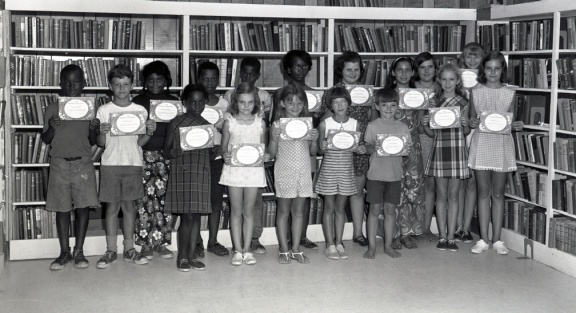 2824- Students complete library course, August 17, 1970