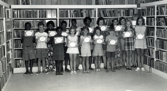 2824- Students complete library course, August 17, 1970