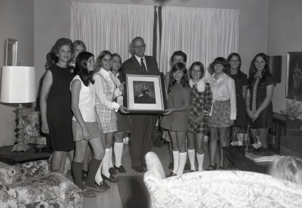 3862- De La Howe presented a picture of Mrs Hessie Morrah, October 1, 1970