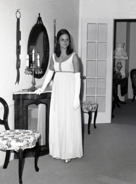 4121- MHS Senior girls at Belvue Hall, October 18, 1971