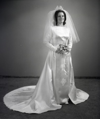 4149- Brenda Timmerman wedding dress, November 24, 1971