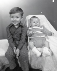 4156- Stephen and Keith Wright, November 30, 1971