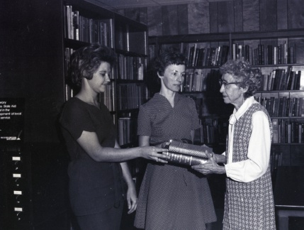 4403 D A R Presents Books to Library, October 26, 1972