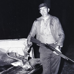 4424- Alfred Edwards with deer November 16 1972