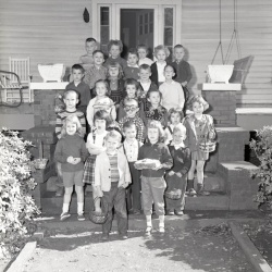M196 Mrs Avis Britt s Kindergarten class has Easter egg hunt 27 March 1959